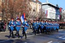 Ehrengarde des Innenministeriums der Republika Srpska als Flaggenzug während der feierlichen Parade zum Tag der Republik in Banja Luka, 2019.