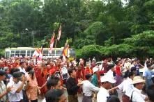 Ein Demonstrationszug aus Zivilisten und Mönchen in Rangun.