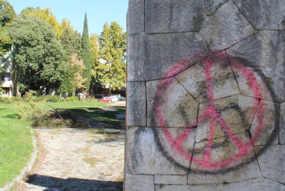 Mostar_Partisan cemetery_Hakenkreuz